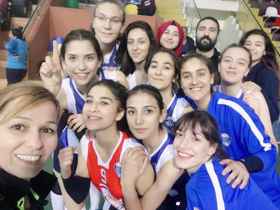 Kayseri OSB Teknik Koleji Atletikspor genç kızlarda yarı finale yükseldi