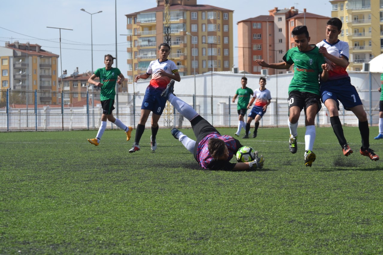 ENES GENÇLİK FARKLI KAZANDI: 9-1