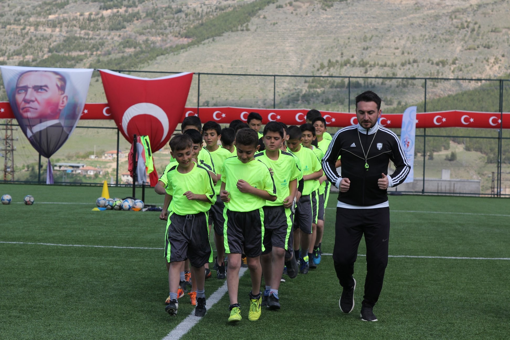 Geleceğin futbolcuları Yahyalı’da yetişiyor