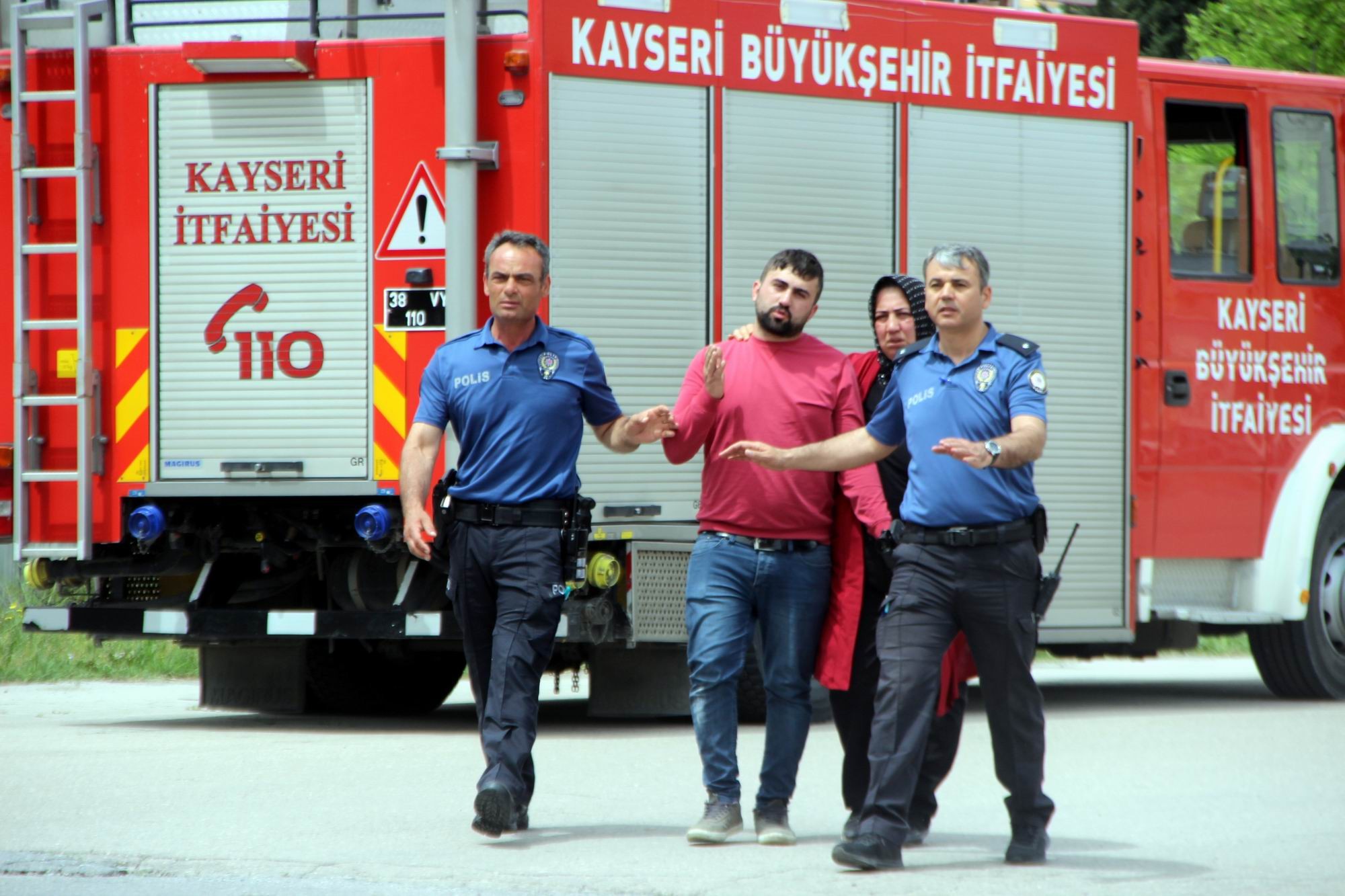 İntihar için 12. katın penceresine çıkan şahsı polis ikna etti