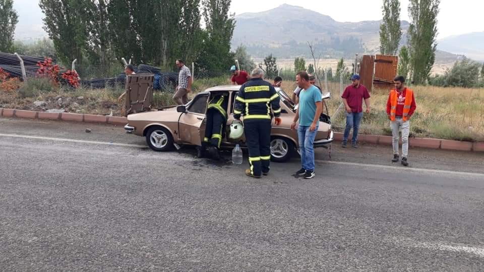 Otomobilde çıkan yangını itfaiye söndürdü