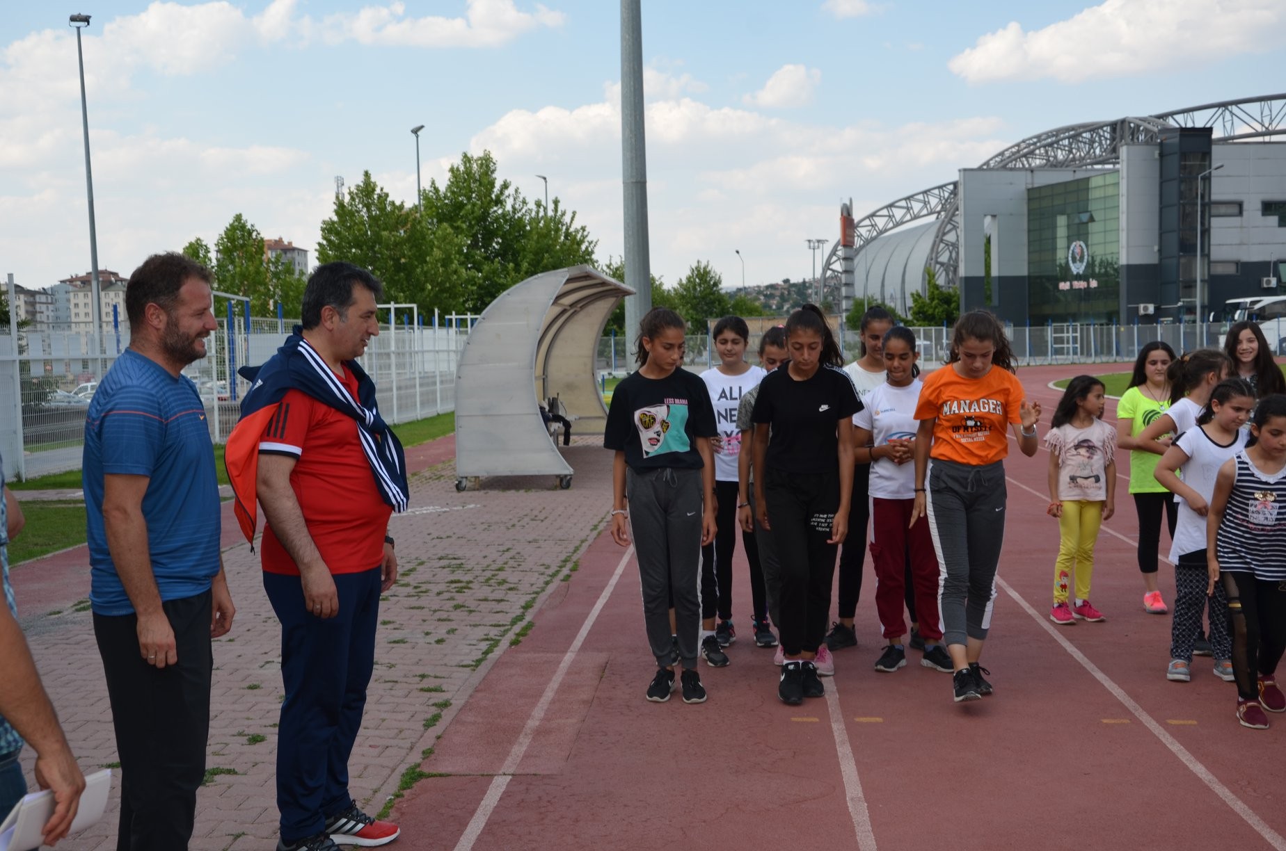 İl Müdürü Eskici, Yaz Spor Okulu Öğrencileri İle Birlikte Antrenman Yaptı