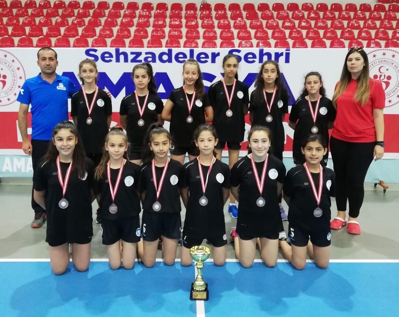 Spor A.Ş Gençlik ve Spor Kulübü kupalar ile döndü