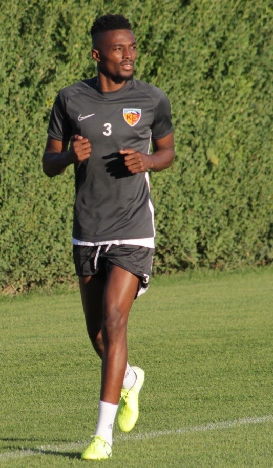 Bernard Mensah forma giyecek