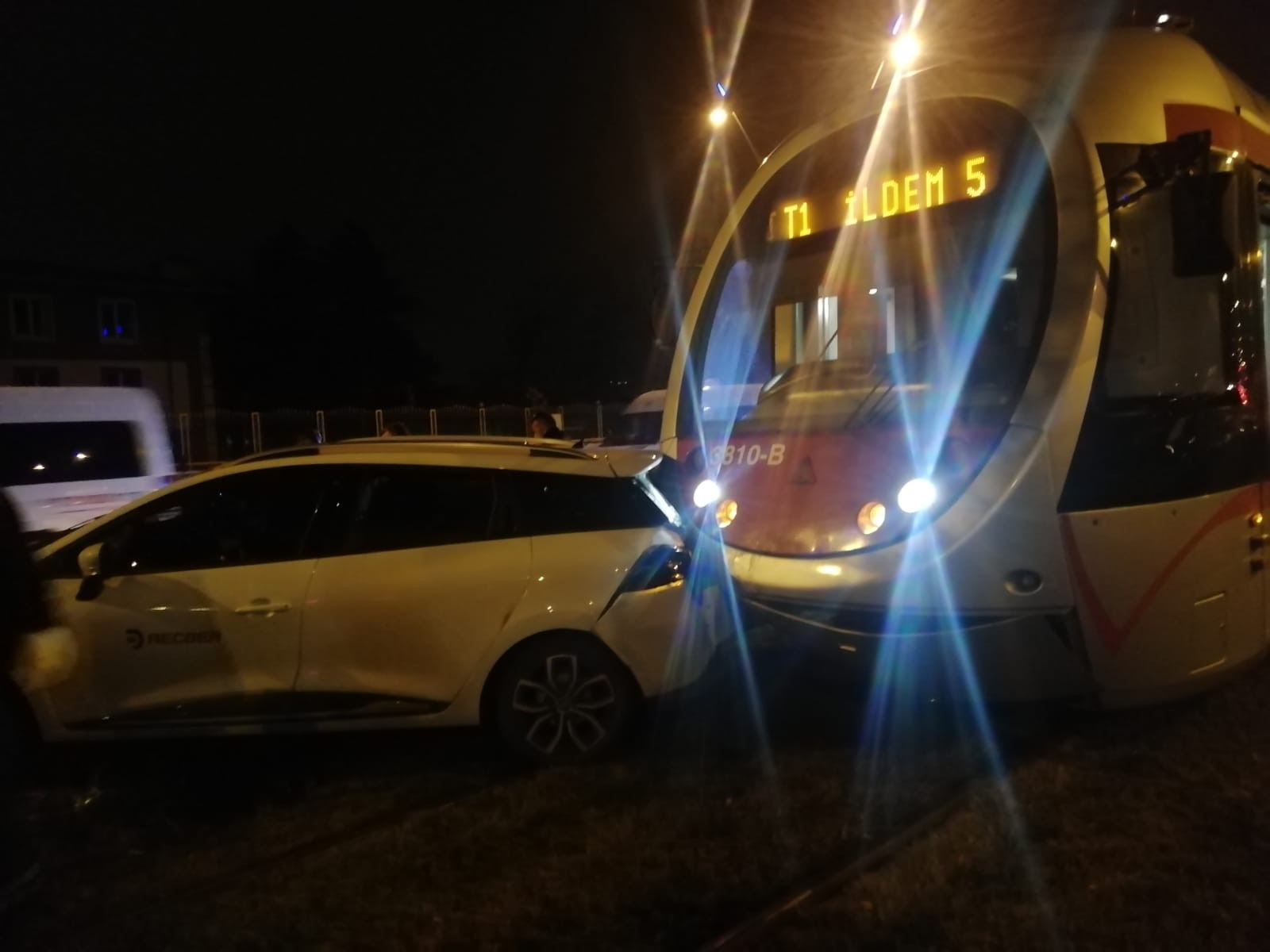 Otomobil tramvay yoluna girdi: 1 yaralı