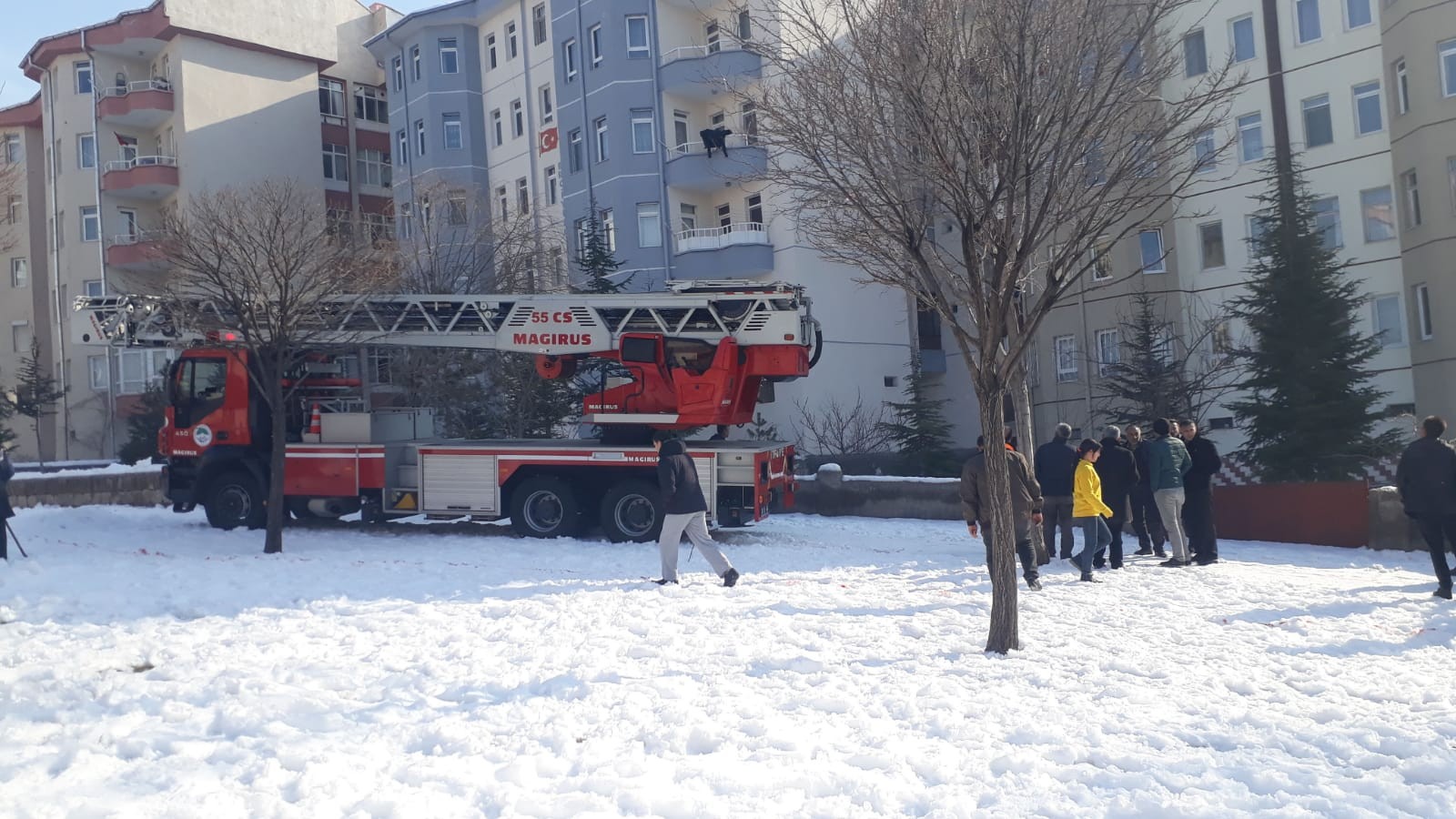 Eşi son anda yakaladı, dayanamayarak 5. kattan aşağı düştü