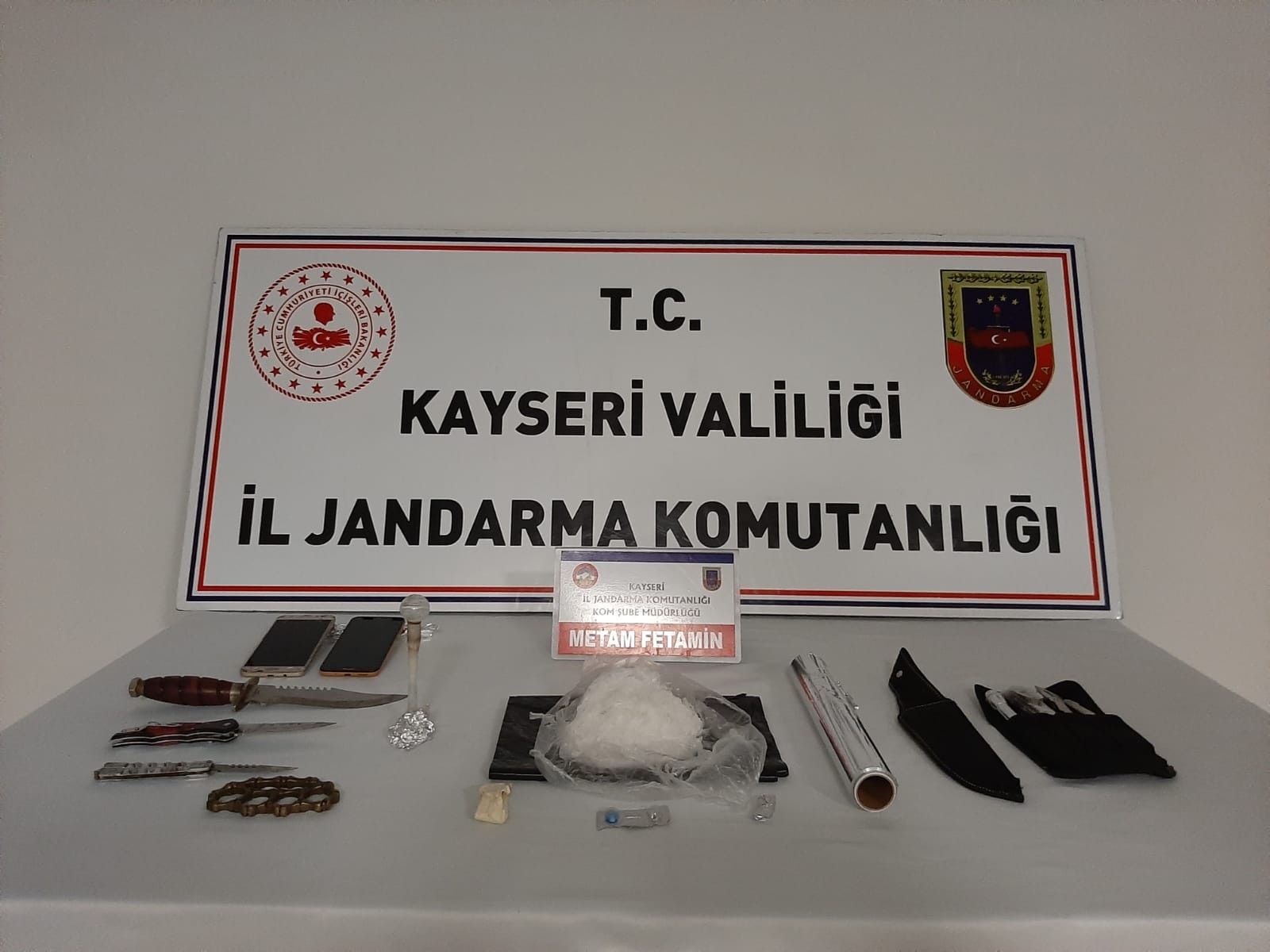 Jandarmadan uyuşturucu tacirlerine gözaltı