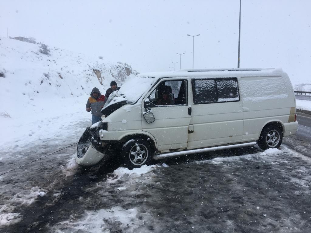 Hafif ticari araç, tıra çarptı: 3 yaralı