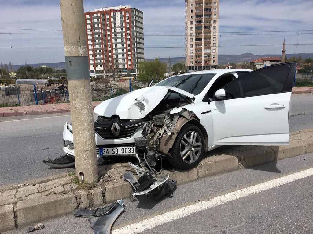 Kaza yapan sürücü, otomobili bırakıp kaçtı