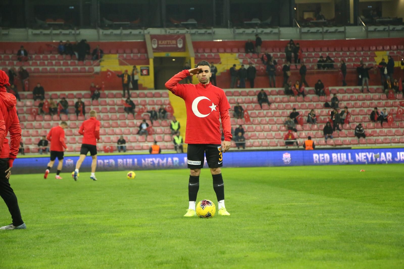 Emre Taşdemir evde çalışıyor