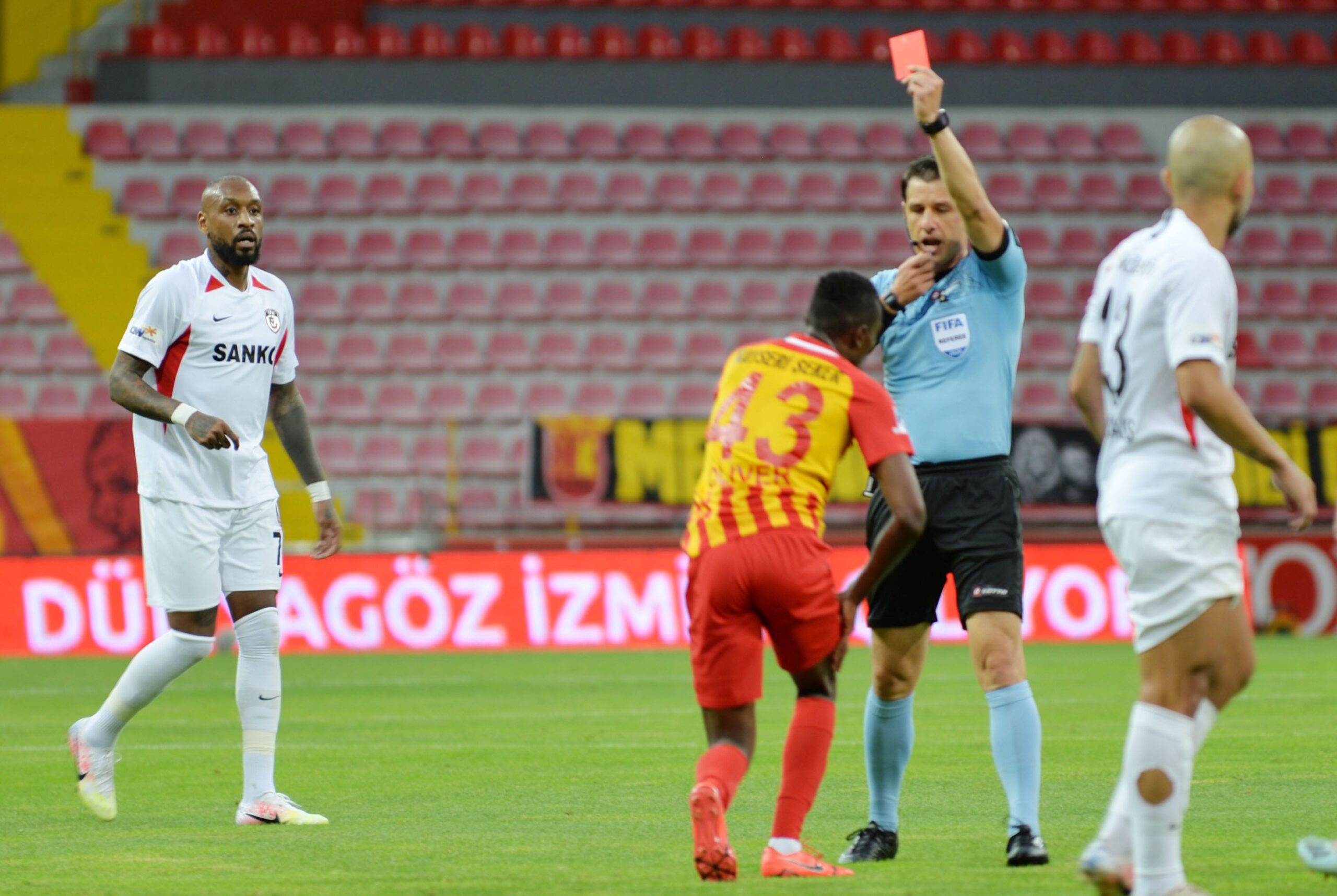 Kayserispor taraftarı Mensah’a tepkili