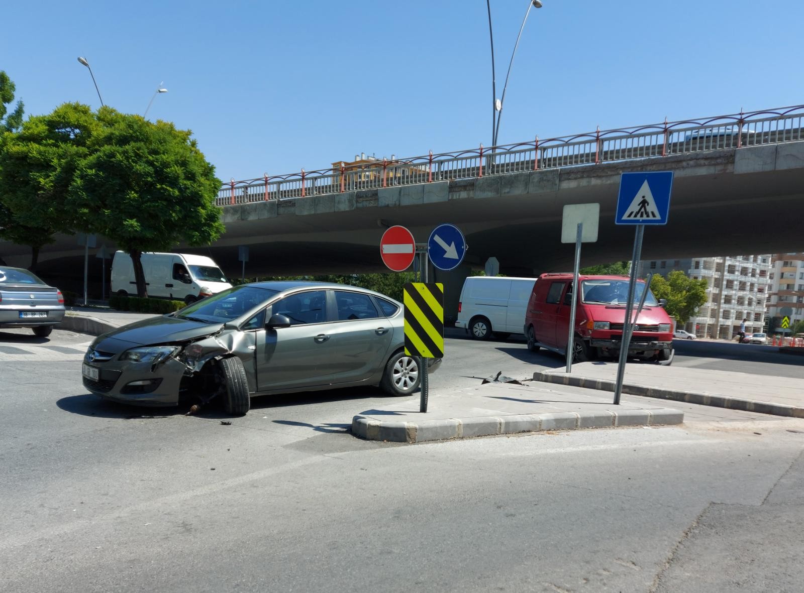 Kavşakta çarpışan araçlar kullanılamaz hale geldi