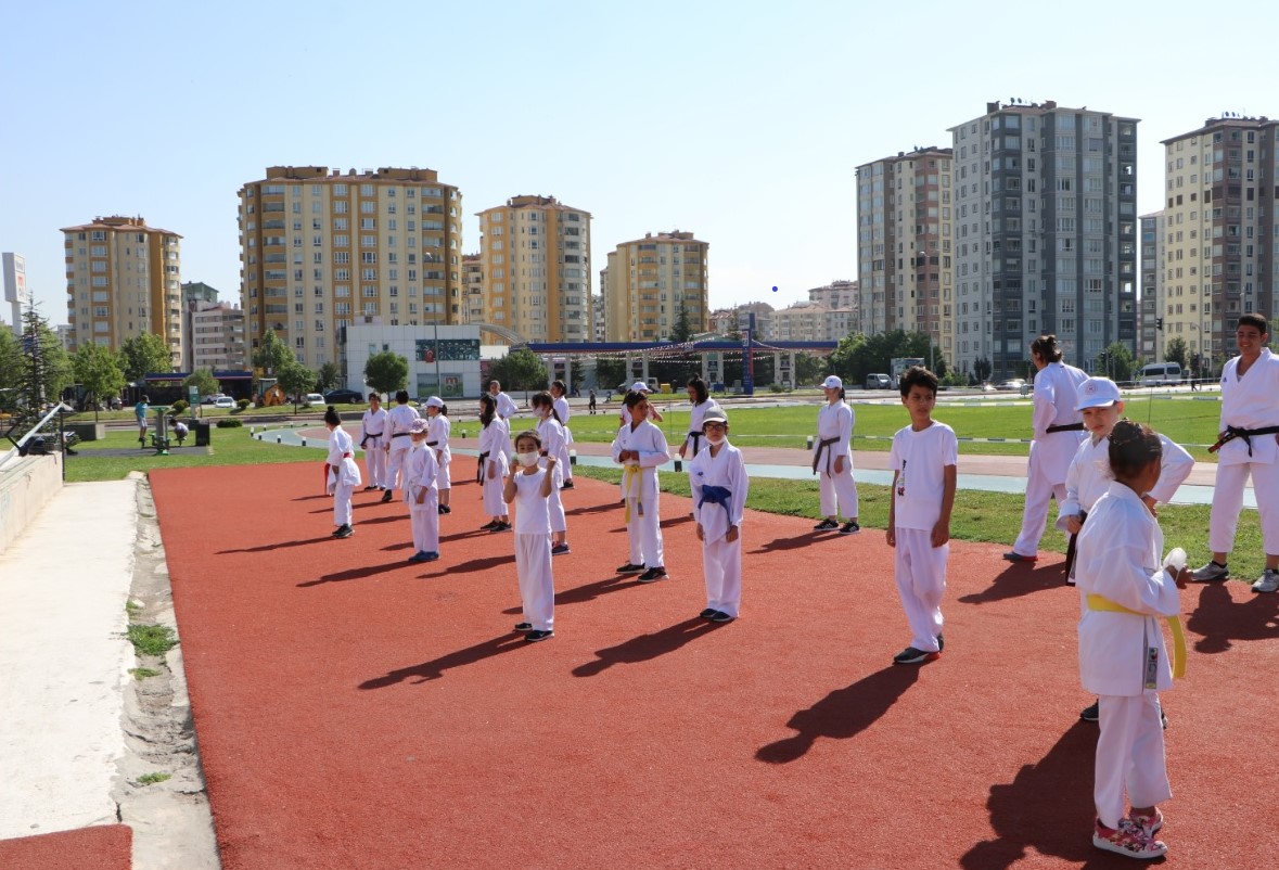 Öğrenciler açık havada antrenmanlarını sürdürüyor