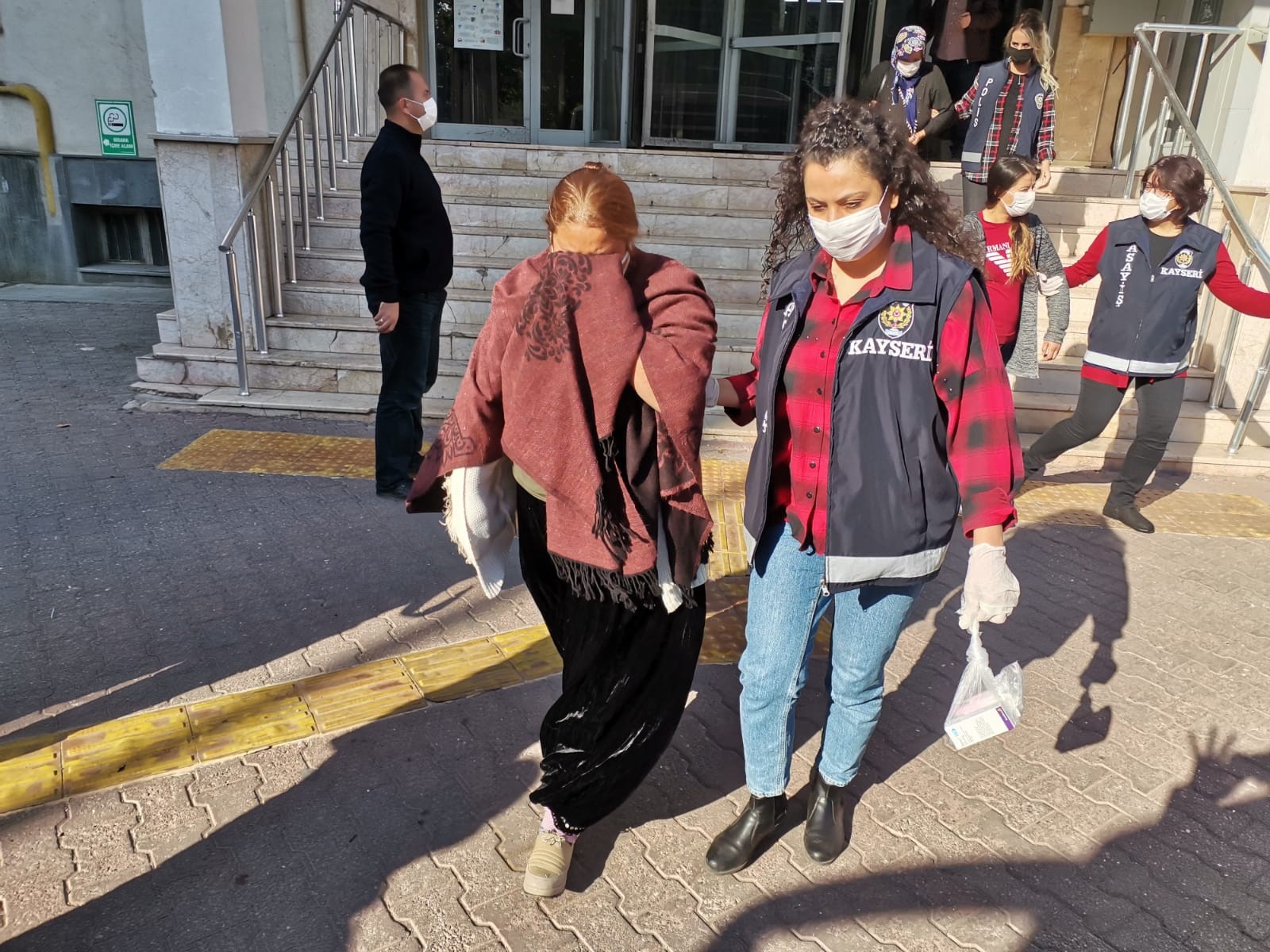 Kayseri polisinden 21 adrese şafak baskını