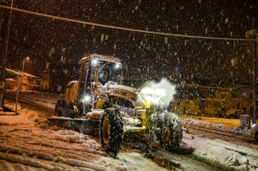 Bünyan’da karla mücadele gece boyu sürdü