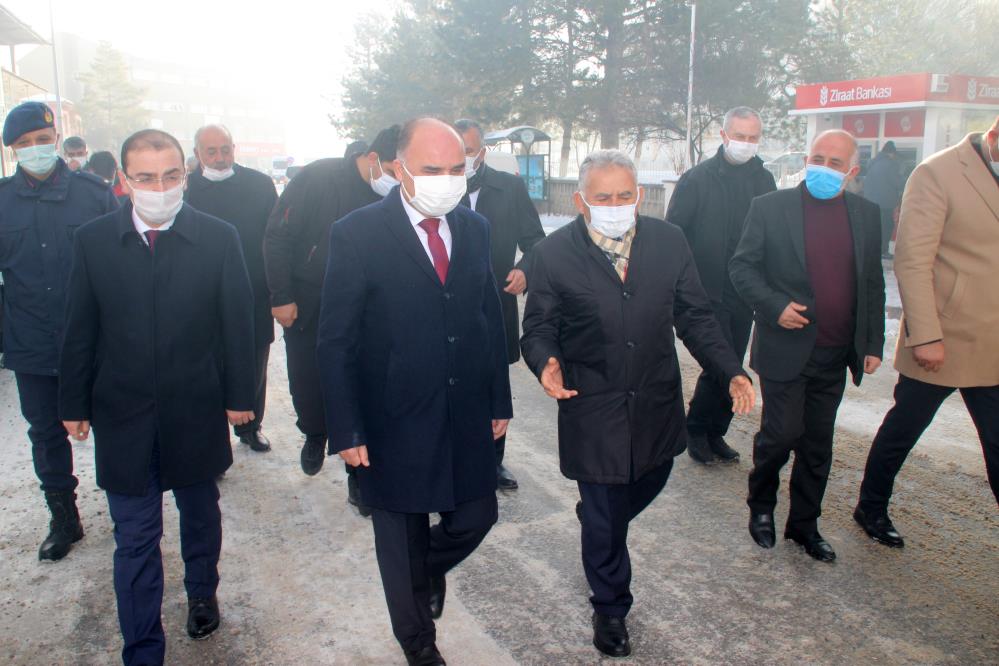 Deprem sonrası Vali Günaydın ve Başkan Büyükkılıç Sarıoğlan’da incelemelerde bulundu