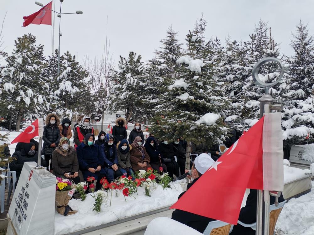 KAYSERİ’NİN İLK KADIN ŞEHİDİ KABRİ BAŞINDA ANILDI