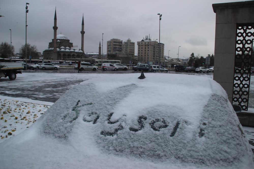 Kayseri güne karla uyandı