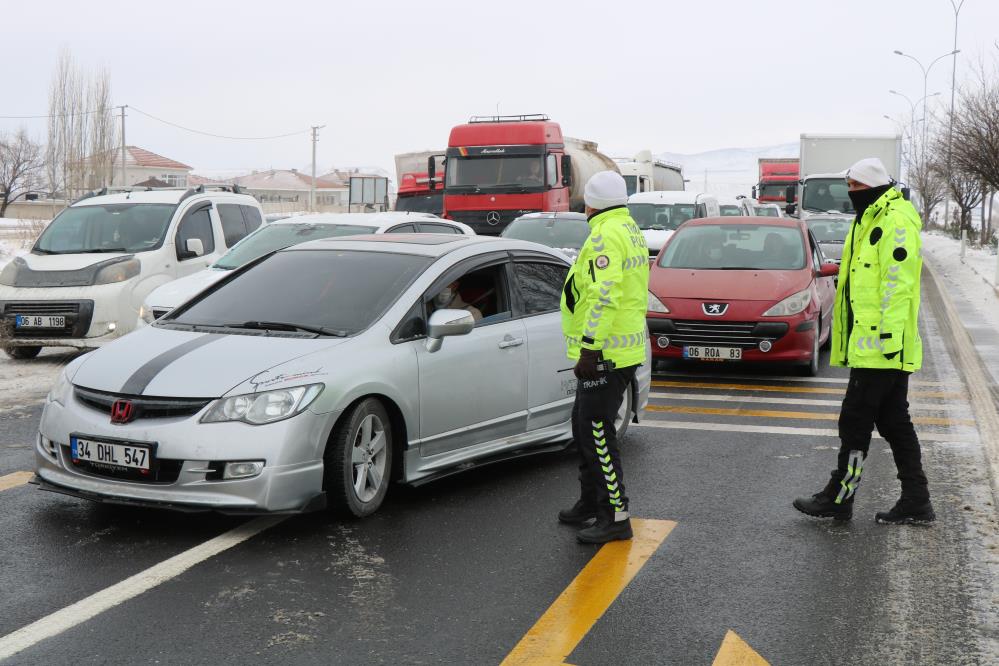 Kırşehir -Kayseri yolunda ulaşım güçlükle sağlanıyor