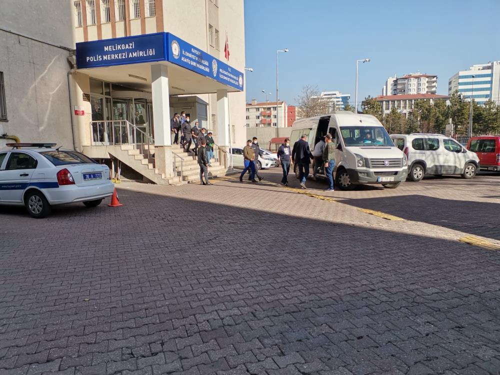 Kayseri polisinden 21 adrese eş zamanlı operasyon