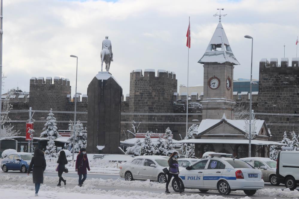 Kayseri’ye tatlı tatlı kar yağdı