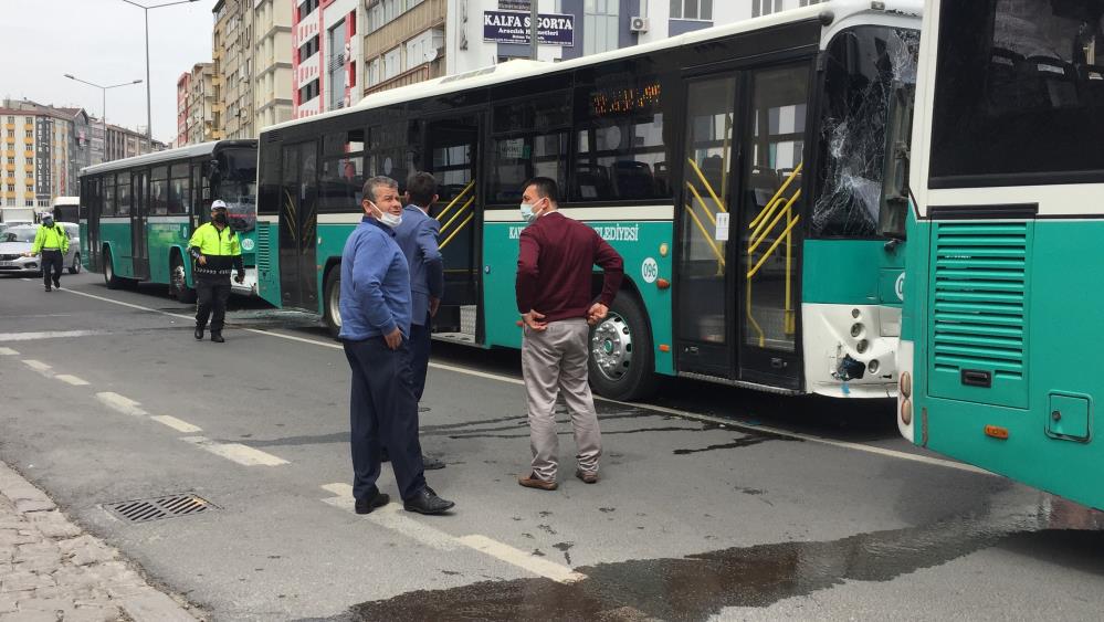 İnönü Bulvarı’nda 3 otobüs birbirine girdi