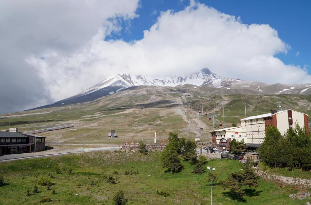 Erciyes’e Haziranda kar sürprizi