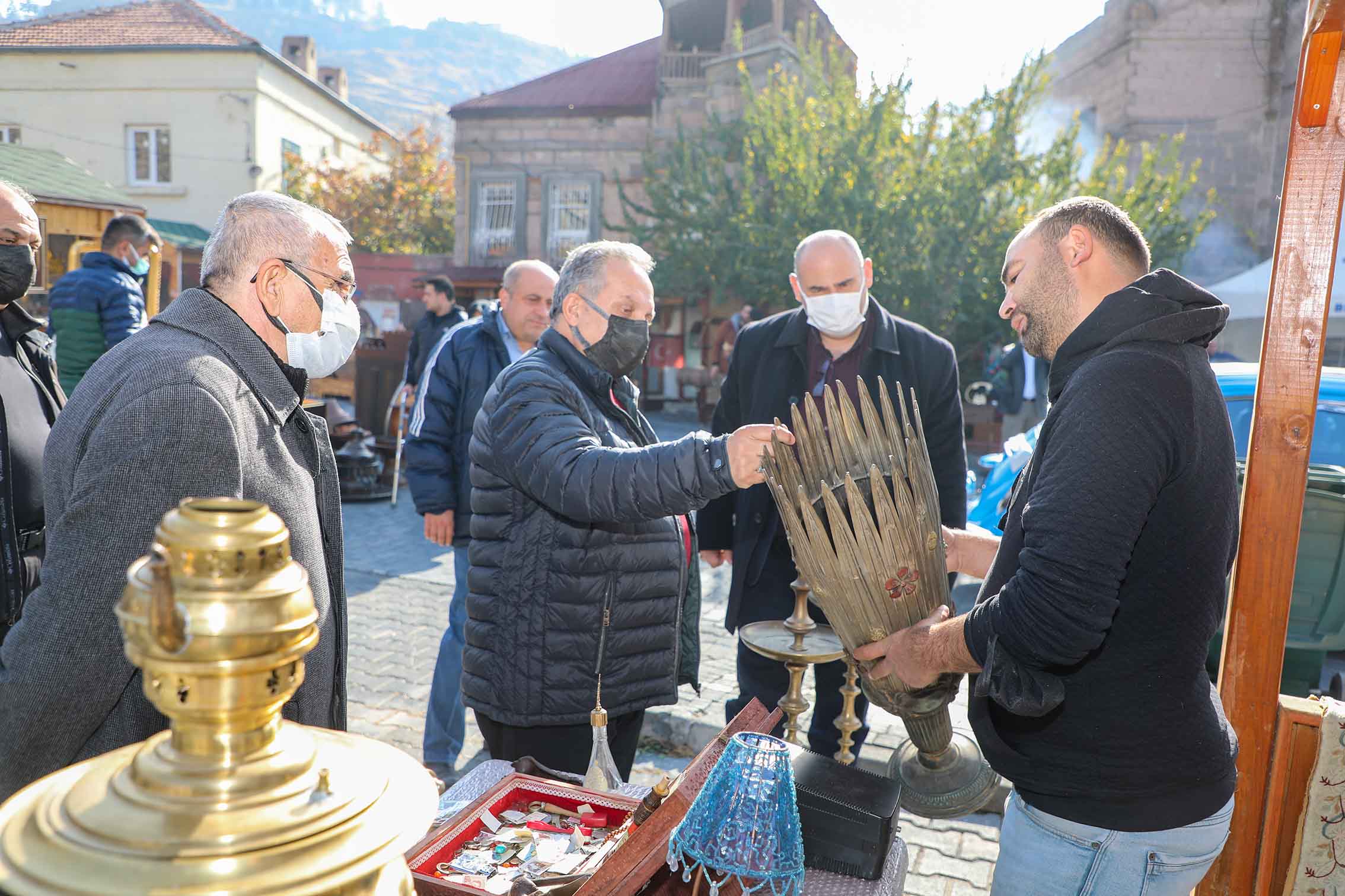 GEÇMİŞE ÖZLEMİN GİDERİLDİĞİ MEKAN: ANTİKA PAZARI