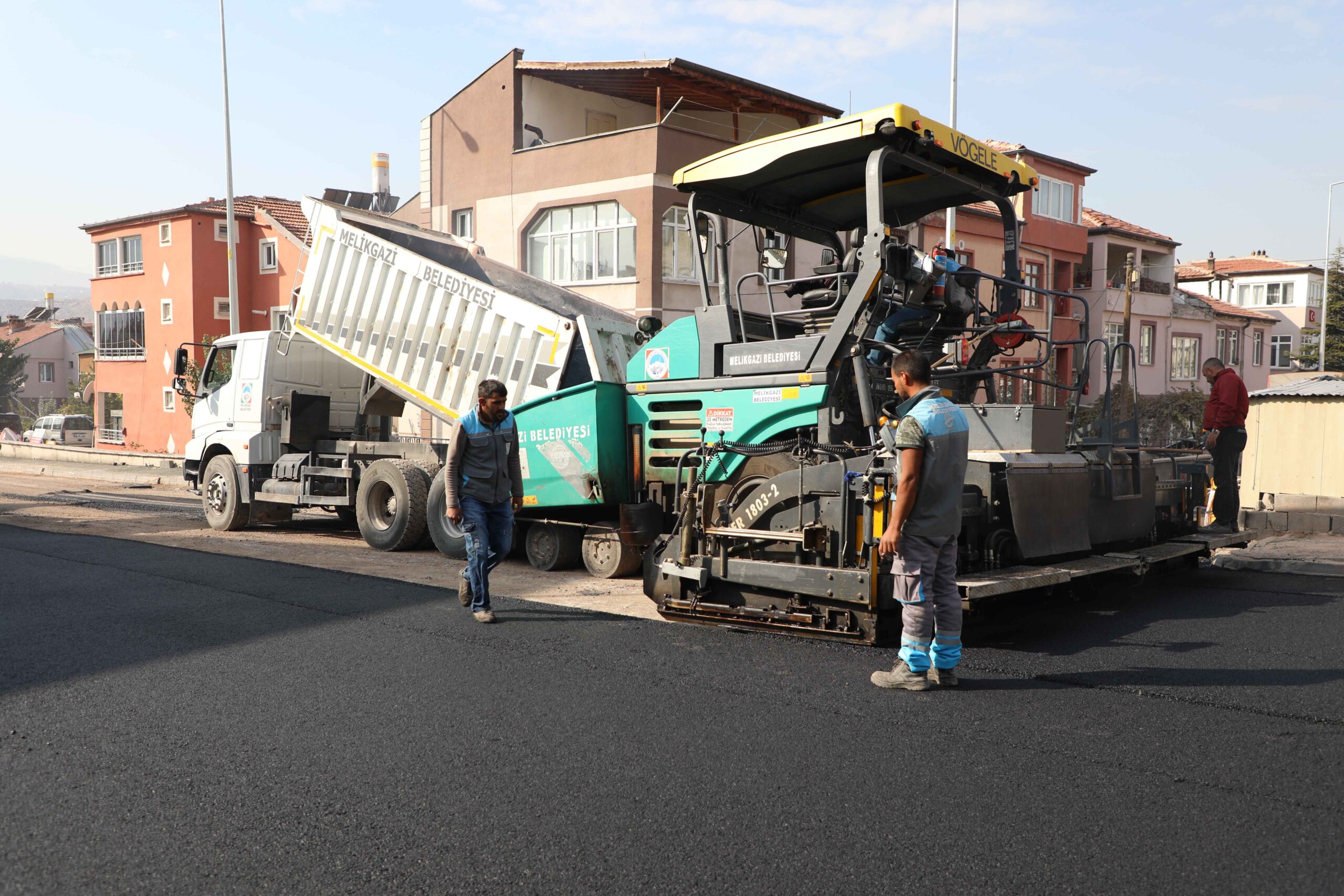 OSMANLI MAHALLESİ’NDE ASFALT ÇALIŞMASI İLE YOLLAR YENİLENİYOR