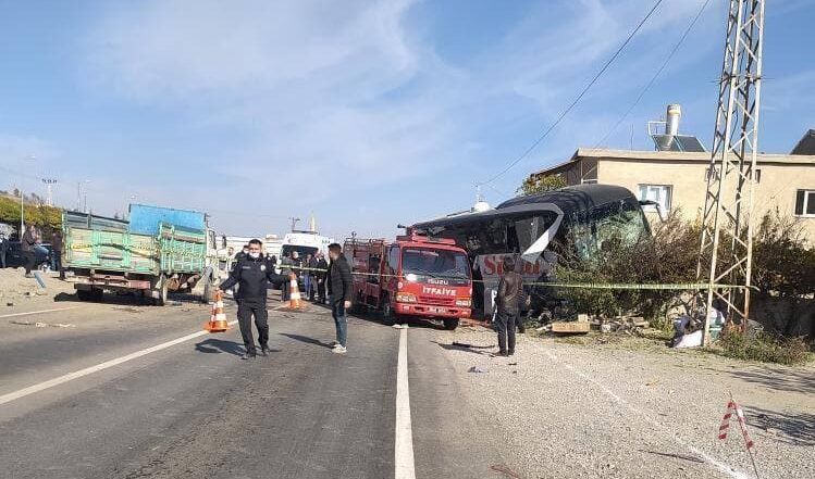 YOLCU OTOBÜSÜ İLE KAMYONET ÇARPIŞTI: 1 ÖLÜ, 11 YARALI