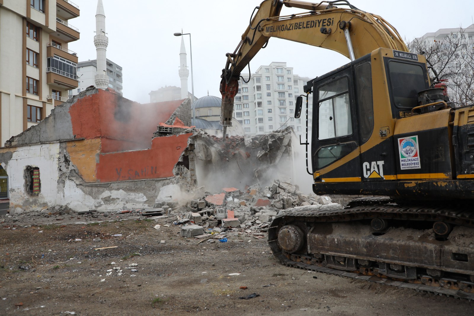 MELİKGAZİ’DE TEHLİKE ARZ EDEN VE METRUK YAPILAR YIKILIYOR