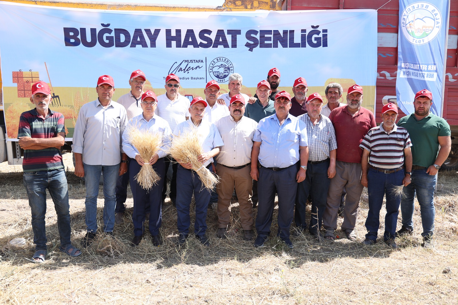 TALAS’TA BELEDİYE DESTEĞİYLE EKİLEN SİYEZ BUĞDAYI HASADI BAŞLADI