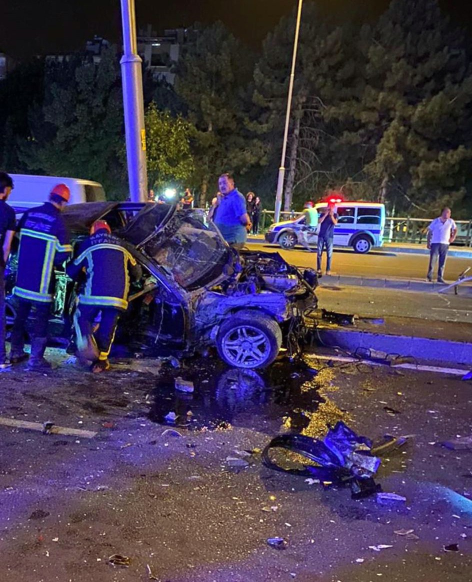 KOCASİNAN BULVARI’NDA FECİ KAZA: 2 ÖLÜ 2 YARALI