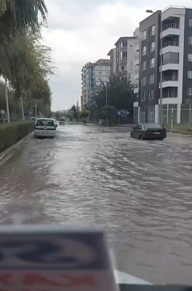 SAĞANAK YAĞIŞ, SÜRÜCÜLERE ZOR ANLAR YAŞATTI