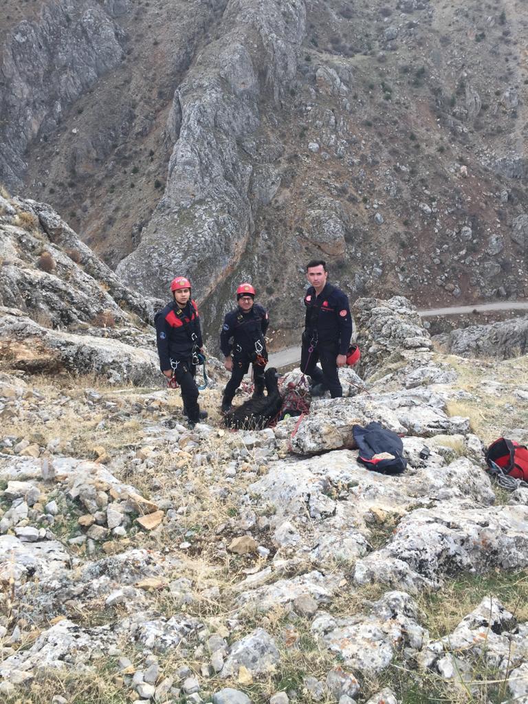 UÇURUMDA MAHSUR KALAN KEÇİ, 3 SAATLİK ÇALIŞMAYLA KURTARILDI