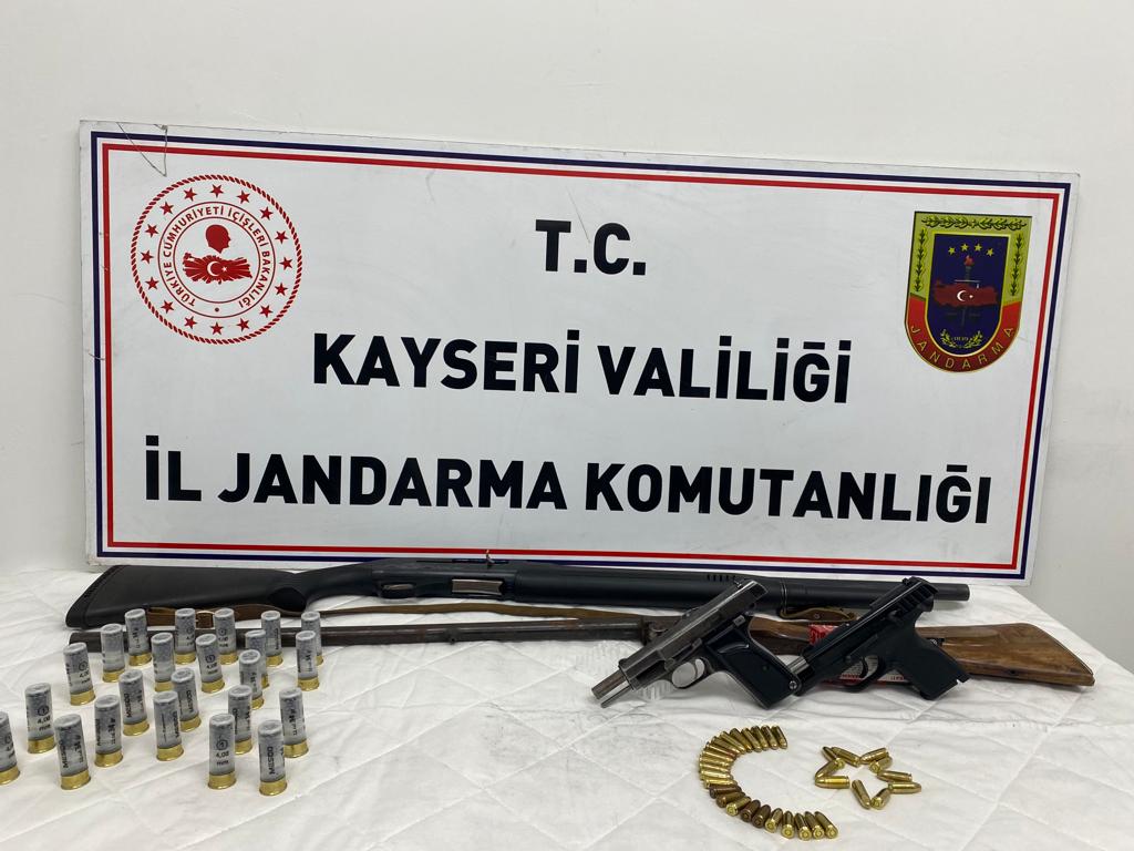 JANDARMA EKİPLERİ ÇOK SAYIDA TÜFEK VE TABANCA ELE GEÇİRİLDİ