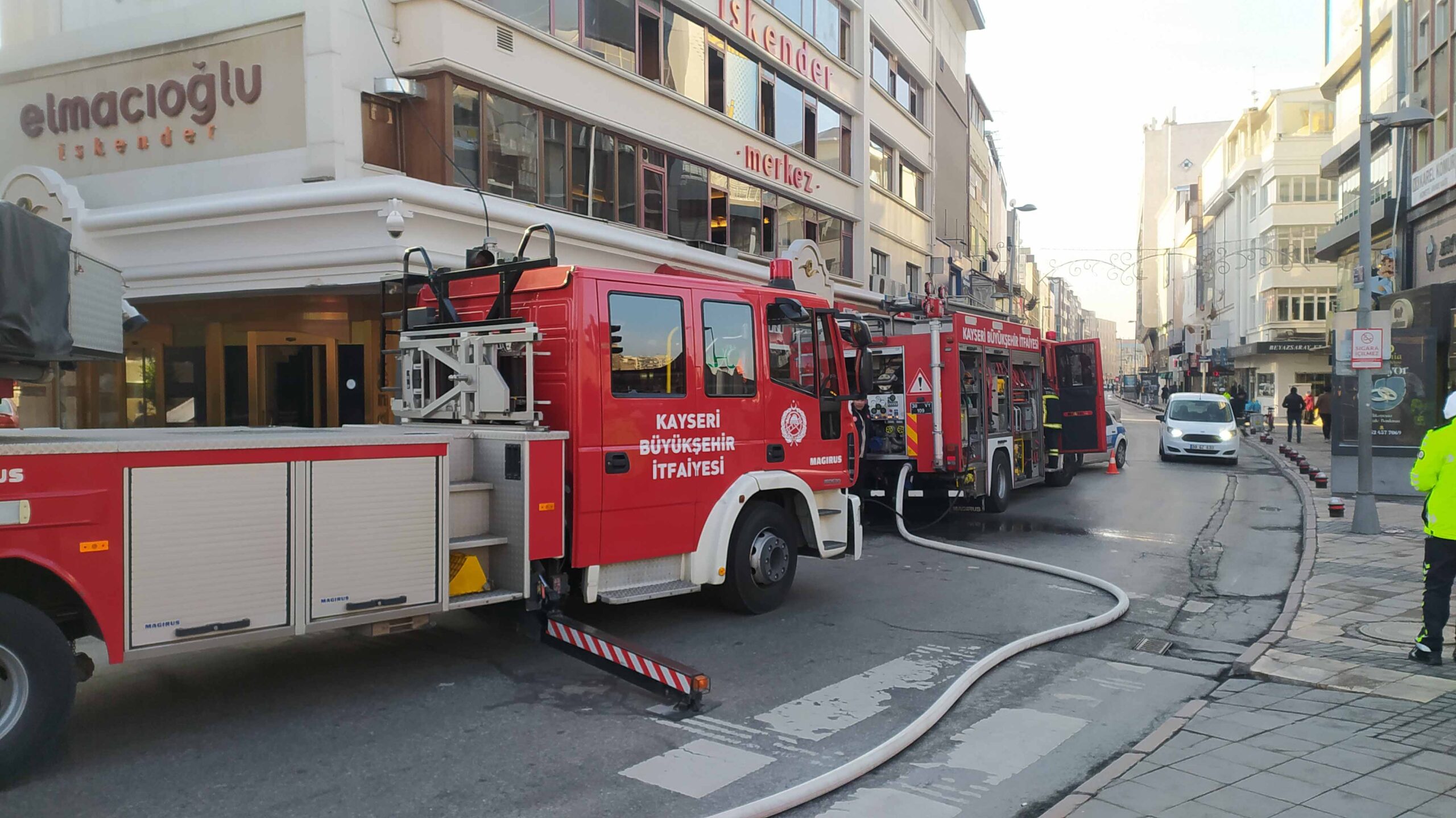 LOKANTA MUTFAĞINDA YANGIN ÇIKTI