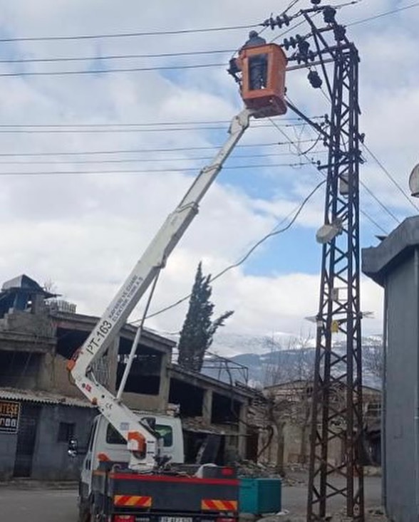 KCETAŞ, KAHRAMANMARAŞ’TA ZARAR GÖREN ENERJİ HATLARINI ONARIYOR