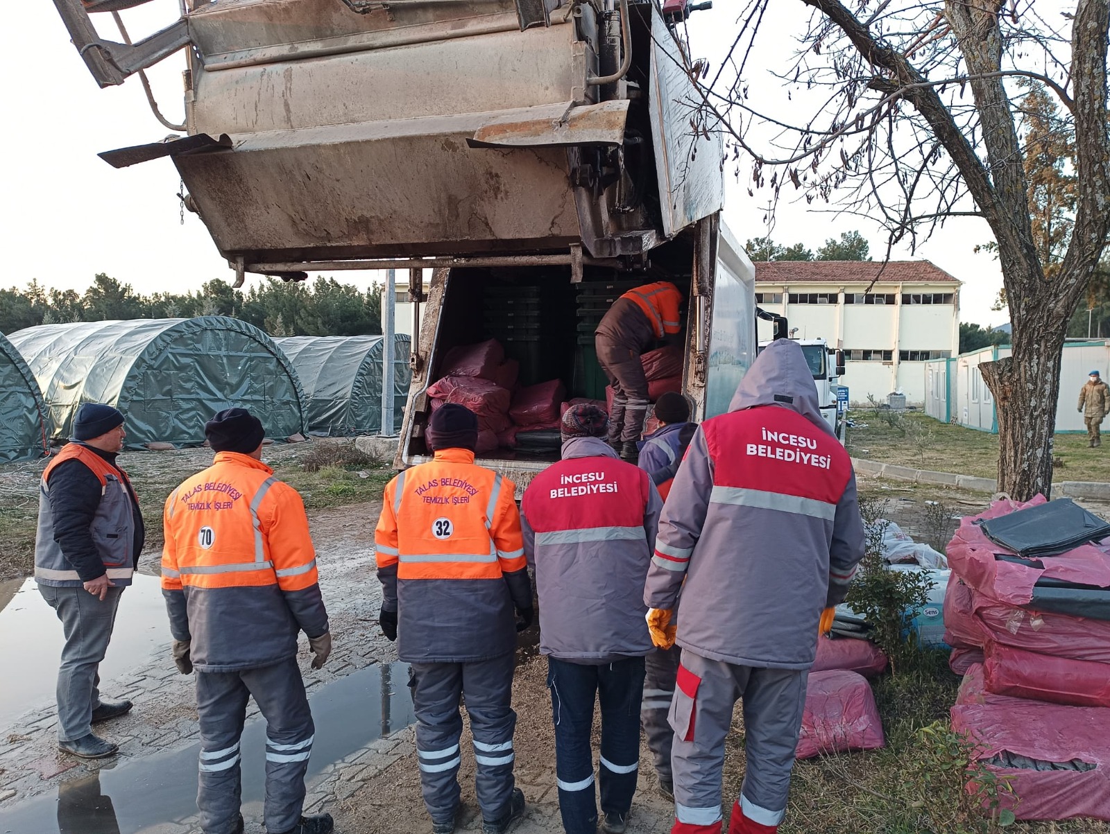 İNCESU BELEDİYESİ EKİPLERİ, SERİNYOL’DA ENKAZ KALDIRMA VE TEMİZLİK YAPIYOR