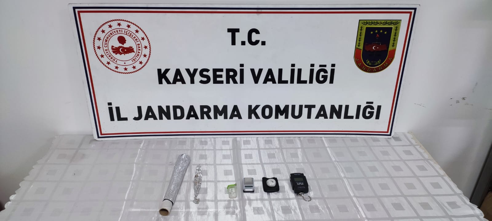 UYUŞTURUCU TİCARETİ YAPTIKLARI İDDİASIYLA 3 ŞÜPHELİ YAKALANDI, 1’İ FİRARİ