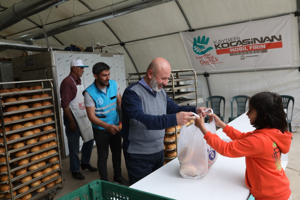 KOCASİNAN BELEDİYESİ DEPREM BÖLGESİ TÜRKOĞLU’NDA MOBİL FIRIN İLE EKMEK DAĞITIYOR