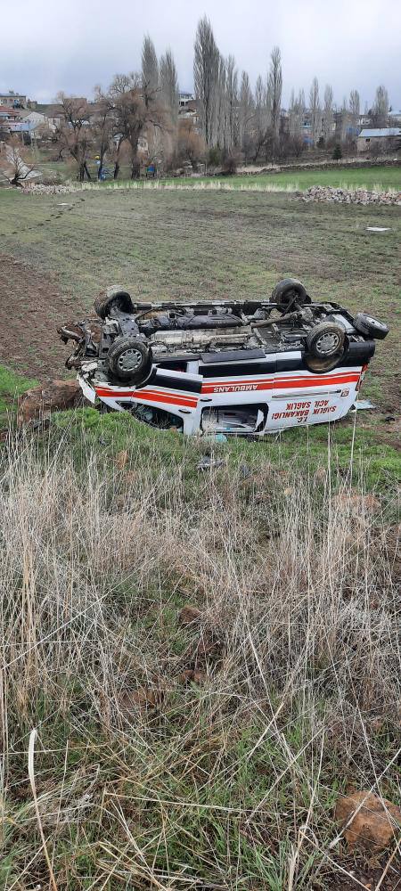 AMBULANS DEVRİLDİ: YARALANAN 3 SAĞLIKÇI HASTANEYE KALDIRILDI