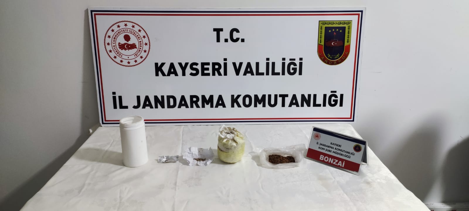 UYUŞTURUCU OPERASYONUNDA 1 KİŞİ YAKALANDI, 1 KİŞİ ARANIYOR