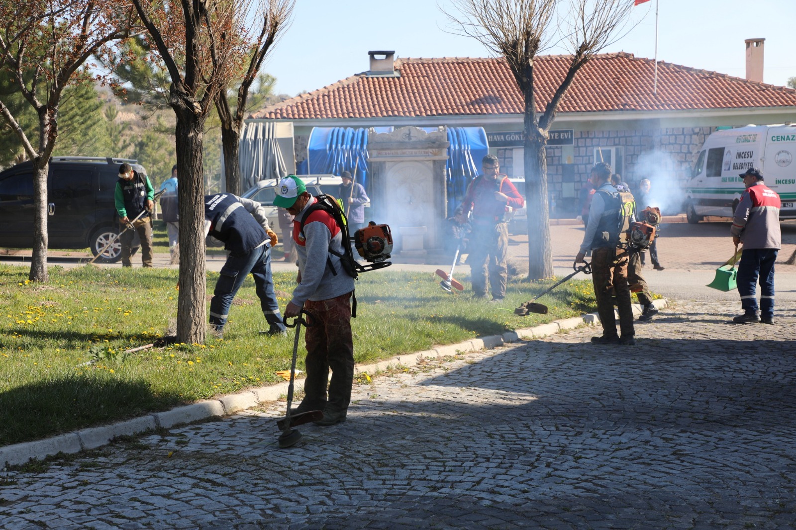 İNCESU’DA MEZARLIKLAR BAYRAM ZİYARETİ İÇİN HAZIRLANIYOR