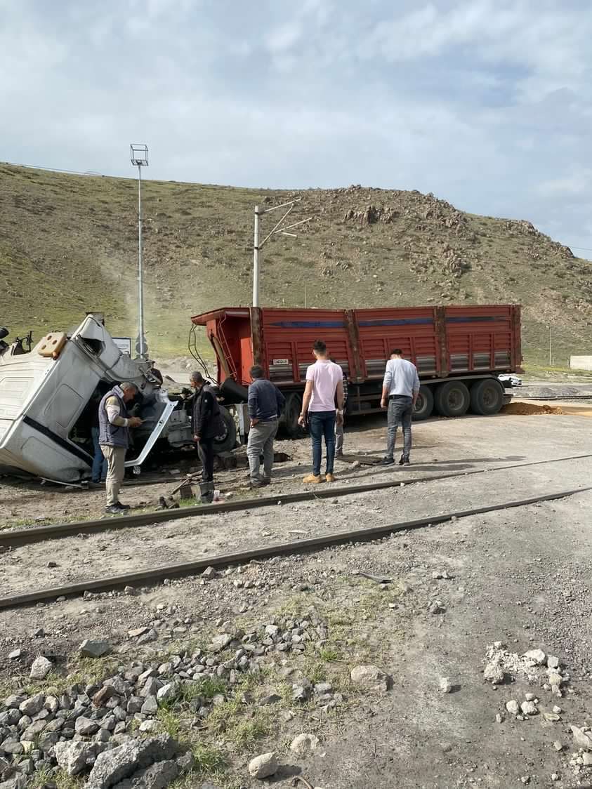 TREN KAMYONA ÇARPTI: 1 AĞIR YARALI