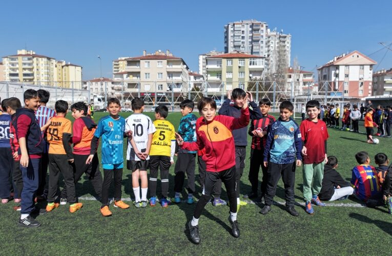 KOCASİNAN BELEDİYESİ SPOR KULÜBÜ, GELECEĞİN FUTBOLCULARINI ARIYOR